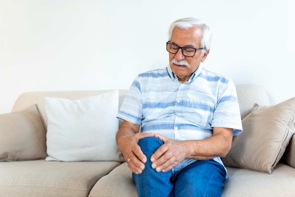 Best Orthopedic Doctor in Sharjah consulting a patient with joint pain